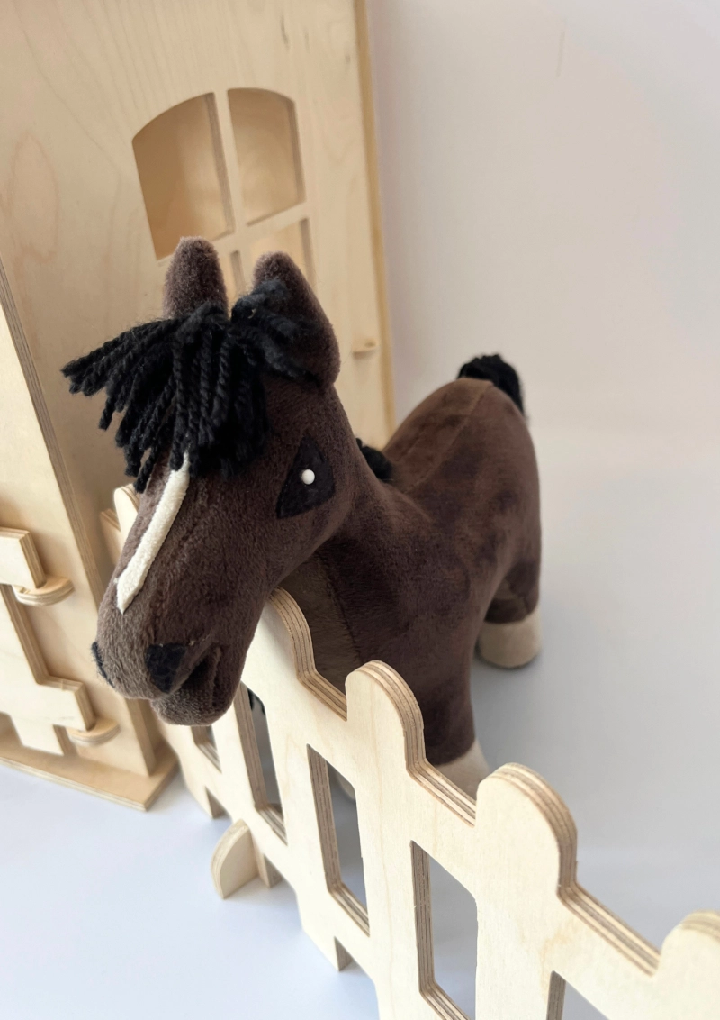 Drewniana stajnia dla BABY HORSE MINI + BABY HORSE MINI - Bay prototyp + losowe akcesoria w gratisie - LIKWIDACJA KOLEKCJI!