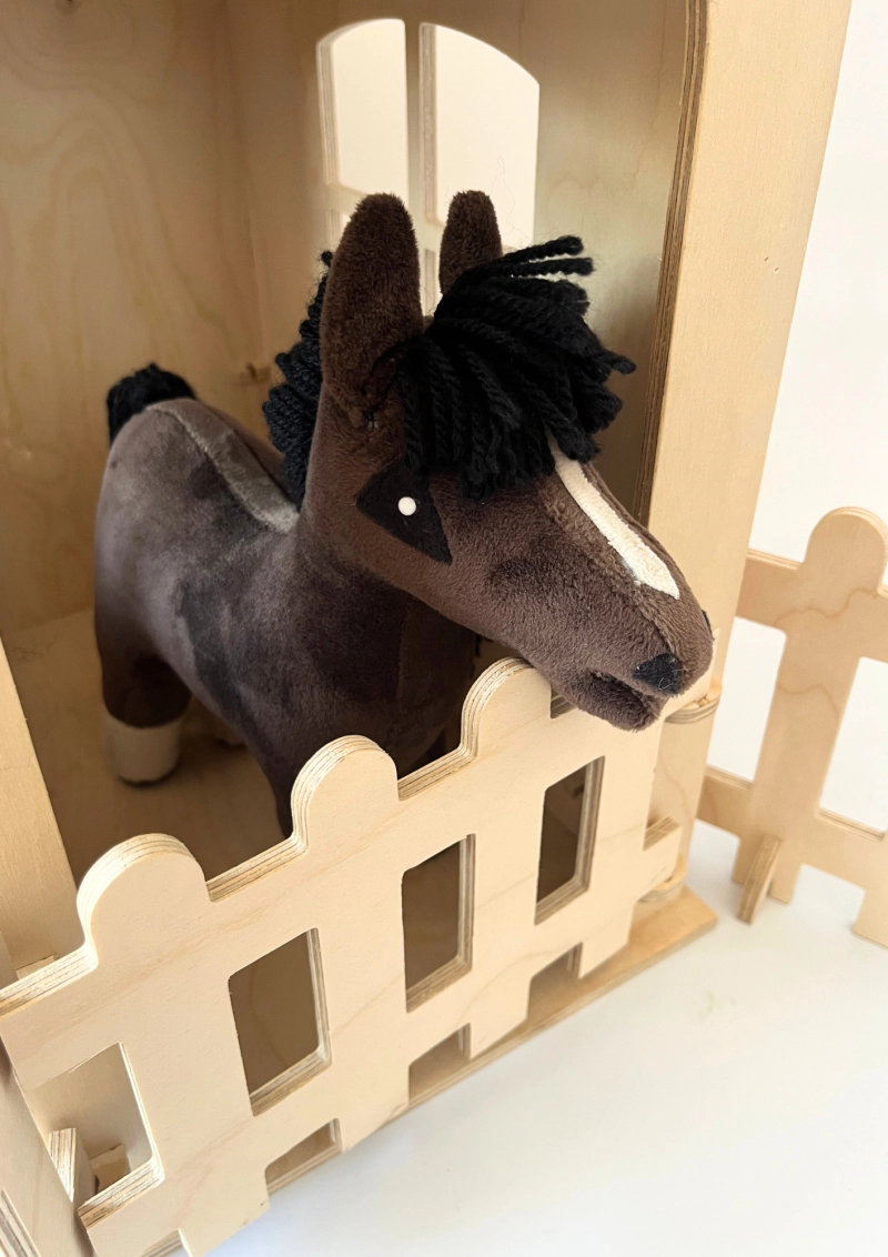 Drewniana stajnia dla BABY HORSE MINI + BABY HORSE MINI - Bay prototyp + losowe akcesoria w gratisie - LIKWIDACJA KOLEKCJI!