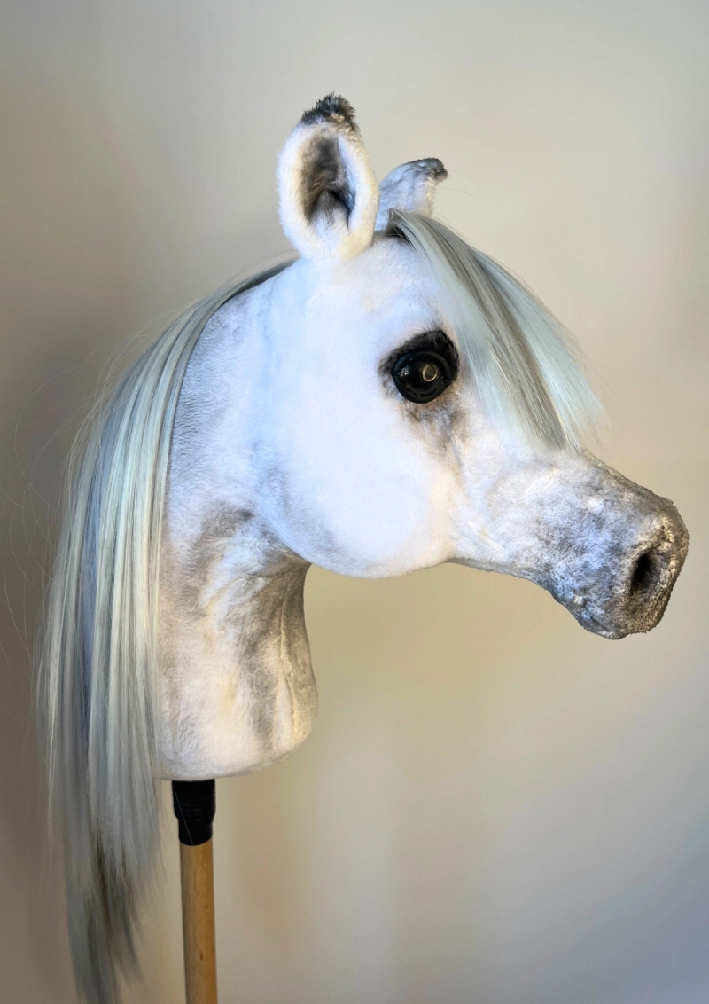 REALISTYCZNY HOBBY HORSE – BIAŁY KOŃ ARABSKI