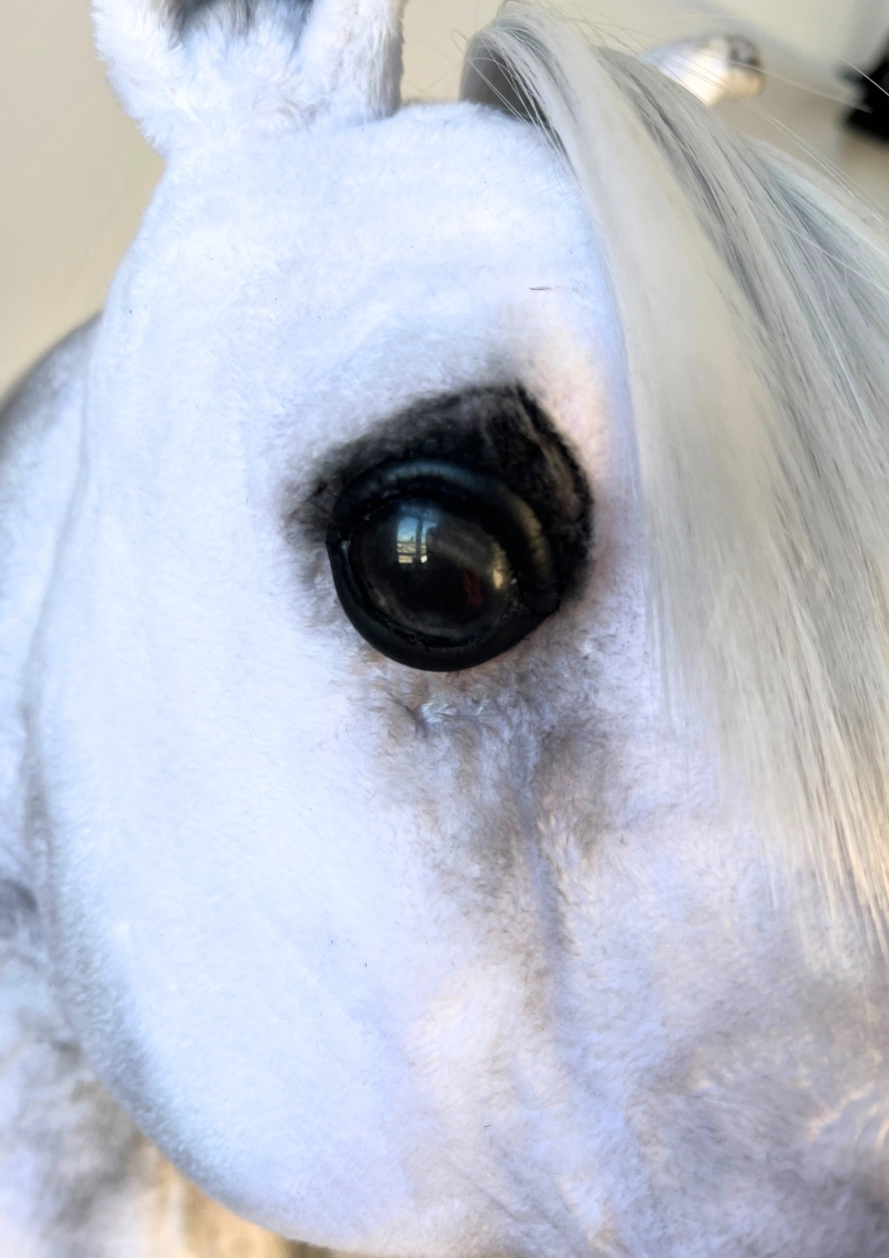 REALISTYCZNY HOBBY HORSE – BIAŁY KOŃ ARABSKI