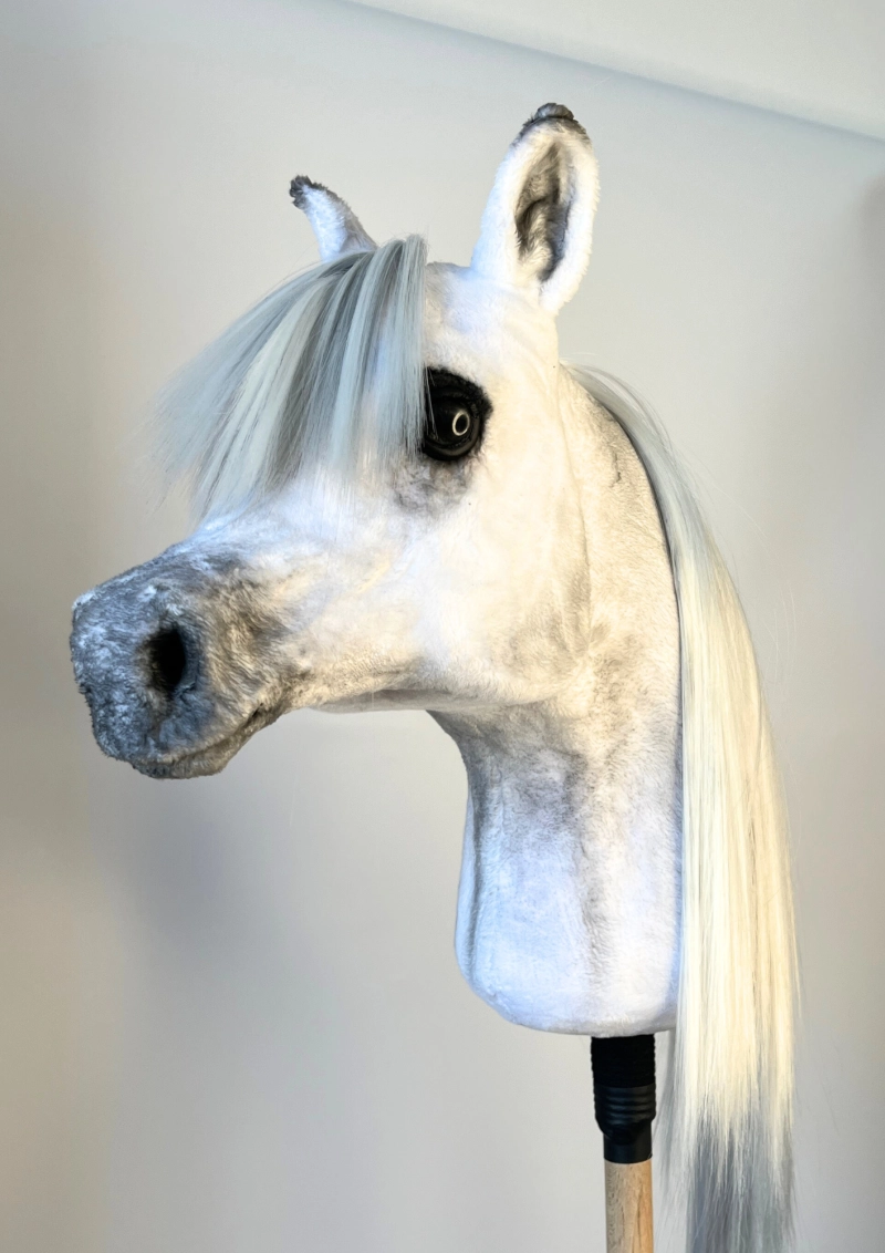 REALISTYCZNY HOBBY HORSE – BIAŁY KOŃ ARABSKI