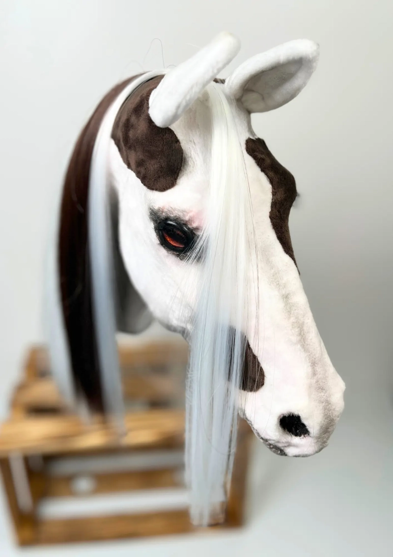 REALISTYCZNY HOBBY HORSE – SROKATY