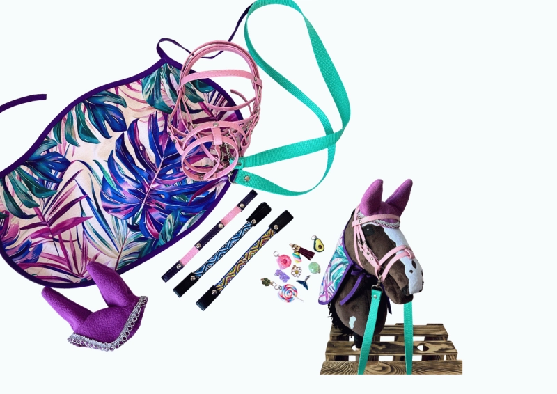 ZESTAW AKCESORIÓW - 6 ELEMENTÓW (derka, nauszniki, ogłowie, wodze, 3 naczółki, 10 charmsów ) - RÓŻNE KOLORY DO WYBORU