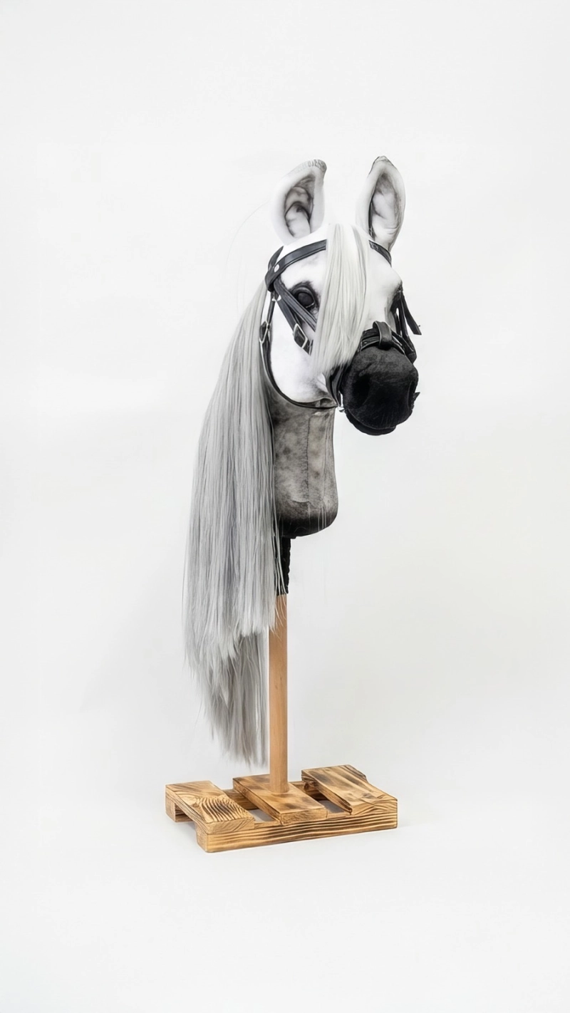REALISTYCZNY HOBBY HORSE – BIAŁY KOŃ ARABSKI