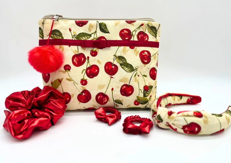 ZESTAW Cherry Lady - kosmetyczka, opaska, 2xgumka, scrunchie