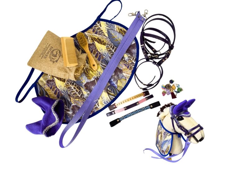 ZESTAW AKCESORIÓW - 7 ELEMENTÓW (derka, nauszniki, ogłowie, wodze, 3 naczółki, 10 charmsów, zestaw szczotek ) - RÓŻNE KOLORY DO WYBORU