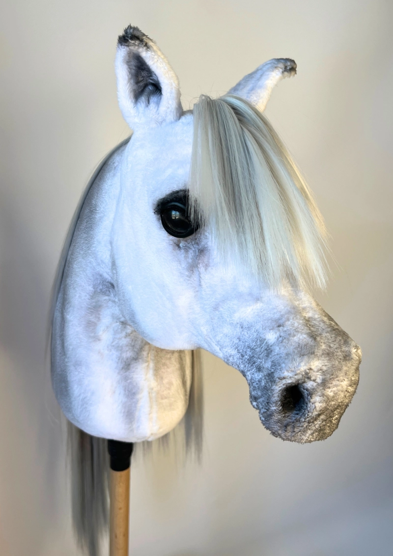 REALISTYCZNY HOBBY HORSE – BIAŁY KOŃ ARABSKI