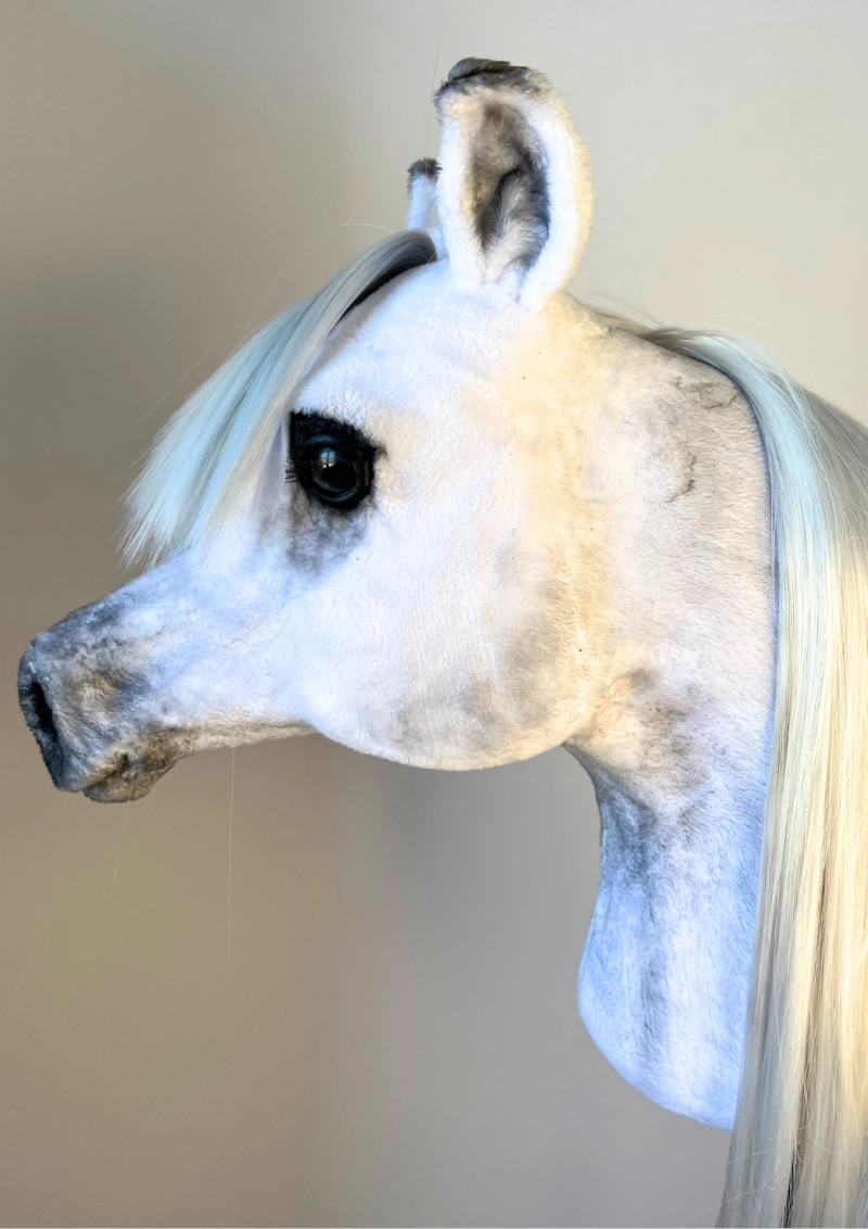 REALISTYCZNY HOBBY HORSE – BIAŁY KOŃ ARABSKI
