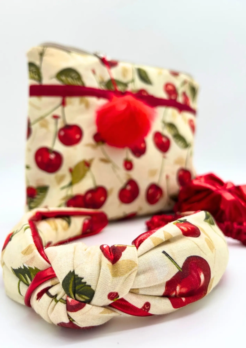 ZESTAW Cherry Lady - kosmetyczka, opaska, 2xgumka, scrunchie