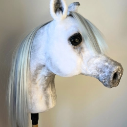 REALISTYCZNY HOBBY HORSE – BIAŁY KOŃ ARABSKI