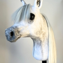 REALISTYCZNY HOBBY HORSE – BIAŁY KOŃ ARABSKI