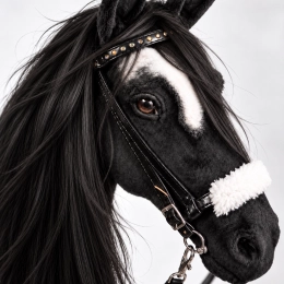 REALISTYCZNY HOBBY HORSE – KARY/CZARNA GRZYWA/ŁATKA NAD OKIEM