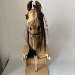 REALISTYCZNY HOBBY HORSE A3 KASZTAN  – 1 sztuka, edycja limitowana