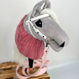 WYSYŁKA NATYCHMIASTOWA - Zestaw 19 - hobby horse A4z krótkim kijem ( szary, biała grzywa ) ze sweterkiem, ogłowiem i lonżą