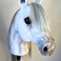 REALISTYCZNY HOBBY HORSE – BIAŁY KOŃ ARABSKI