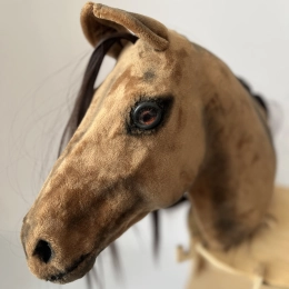 REALISTYCZNY HOBBY HORSE A3 KASZTAN  – 1 sztuka, edycja limitowana