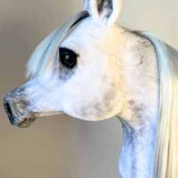 REALISTYCZNY HOBBY HORSE – BIAŁY KOŃ ARABSKI